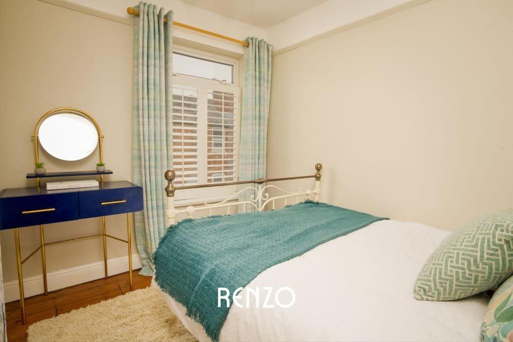 Inviting 3-Bed Home In Lincoln By Renzo, Stunning Design, Close To Lincoln Cathedral! エクステリア 写真